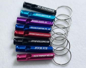 Llavero con silbato personalizado, herramienta de emergencia de seguridad anti-ICE, accesorio de protesta política, símbolo de resistencia a la justicia social, mensaje grabado en aluminio.