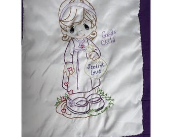 Precious Moments Gods Child Broderad Quiltfilt Lila Vit Rutig