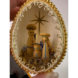 Diorama della Natività vintage con uovo in filigrana dorata e bambola di legno con piolo, Sacra Famiglia, 3,5 pollici