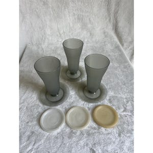 Trois tasses à dessert parfaits Tupperware en plastique gris fumée de 5 po. VTG avec couvercles