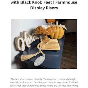 Könnte beinhalten: Holz-Riser-Set mit schwarzen Knopf-Füßen. Das Bild zeigt einen Holz-Riser mit einer dekorativen Anordnung, darunter ein Kürbis, ein Kerzenhalter und eine Perlenkette. Das Wort "Harvest" wird auf einem Holzschild angezeigt.