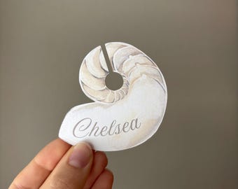 Personalisierte Weinglasanhänger in Muschelform | Tischkarten für Strandhochzeiten