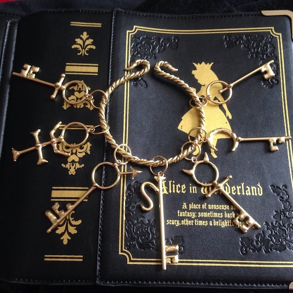 【代引き不可】 8 Alice Steampunk Keys Pendent and Keyring in Bronze - Etsy キーホルダー・アクリルキーホルダー