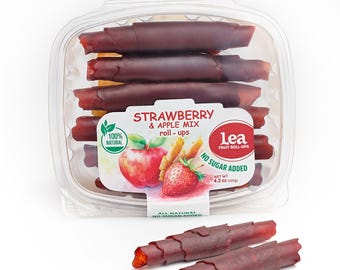 Puede incluir: Un recipiente de plástico transparente lleno de rollitos de fruta de fresa y manzana. La etiqueta dice "Strawberry & Apple Mix roll-ups" y "Sin azúcar añadido". El producto pesa 120g y es 100% natural.