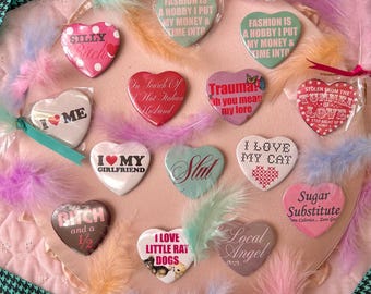 Botones con cierre de alfiler de 2,25" con forma de corazón