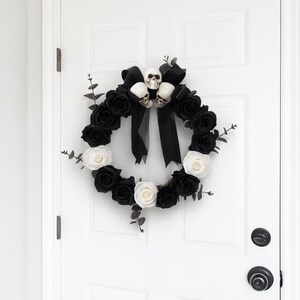 Fall Spooky Wreath, Gothic Skull Wreath, Black Rose Wreath, Halloween Wreath, Goth Home Decor, Fall Door Decor, Halloween House Decor