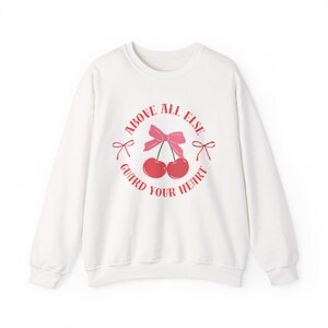 Sudadera con cuello redondo y estampado de cerezas. Protege tu corazón por encima de todo. Un regalo acogedor para ella. Bonita sudadera para otoño. Sudadera para San Valentín.