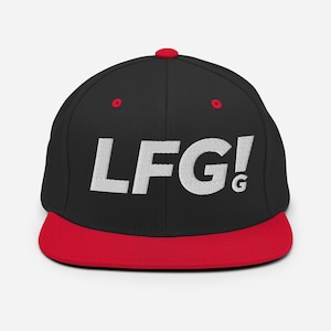 LfG! Bestickte Spieltag Mütze – Georgia Colors | Rot-schwarze Snapback Kappe für Fußball Fans