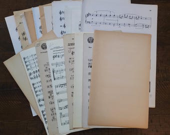 Pacchetto di spartiti musicali vintage e antichi: varietà di dimensioni, tonalità ed epoca.