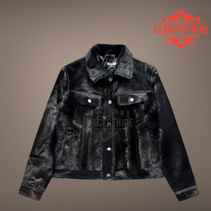 Puede incluir: Chaqueta de piel negra con cuello clásico, dos bolsillos en el pecho y botones plateados. La chaqueta tiene un aspecto suave y texturizado y una parte delantera abotonada. La marca "LEGACY OF HIDE" es visible en la esquina superior derecha.