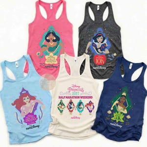 K&ouml;nnte beinhalten: Eine Sammlung von sechs Racerback-Tanktops mit Disney-Prinzessinnen-Designs. Die Oberteile sind in verschiedenen Farben erh&auml;ltlich, darunter Rosa, Blau, Grau und Wei&szlig;, mit Grafiken von Prinzessinnen wie Jasmin, Schneewittchen, Arielle und Tiana. Jedes Tanktop hat das "runDisney"-Logo und Renndetails.