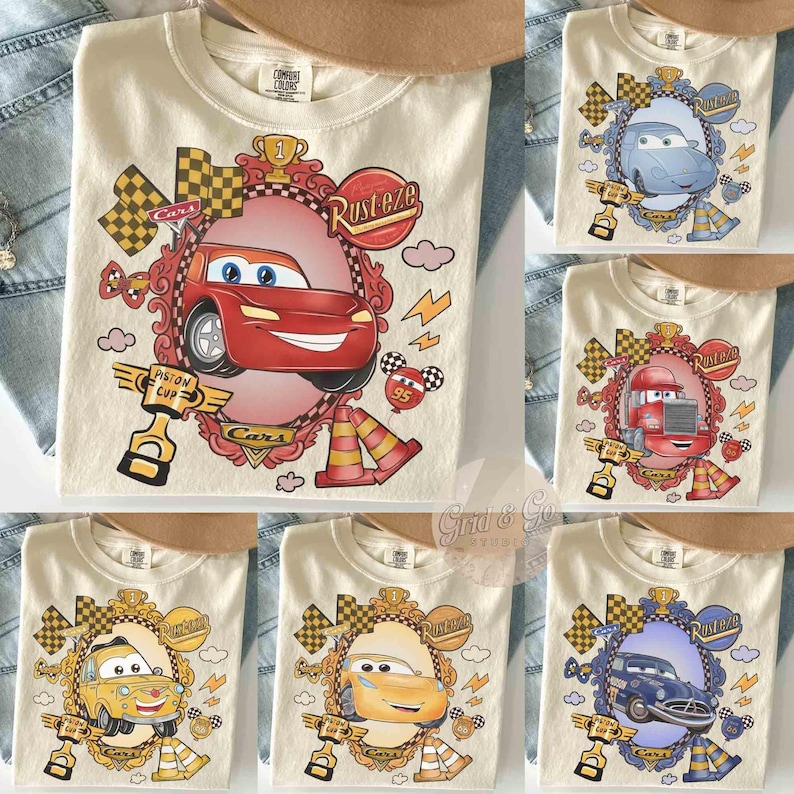 Puede incluir: Camisetas color crema con dise&ntilde;os de coches de dibujos animados en marcos ornamentados. Cada camiseta muestra un personaje de coche diferente, con detalles como banderas de carreras, rayos y el texto "Cars" y "Rusteze".