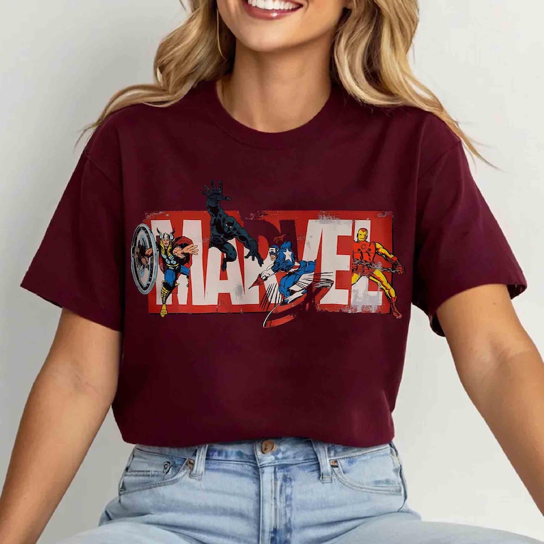 Puede incluir: Camiseta burdeos con el logo MARVEL blanco e ilustraciones de c&oacute;mic de Thor, Black Panther, Capit&aacute;n Am&eacute;rica e Iron Man. La camiseta es de cuello redondo.