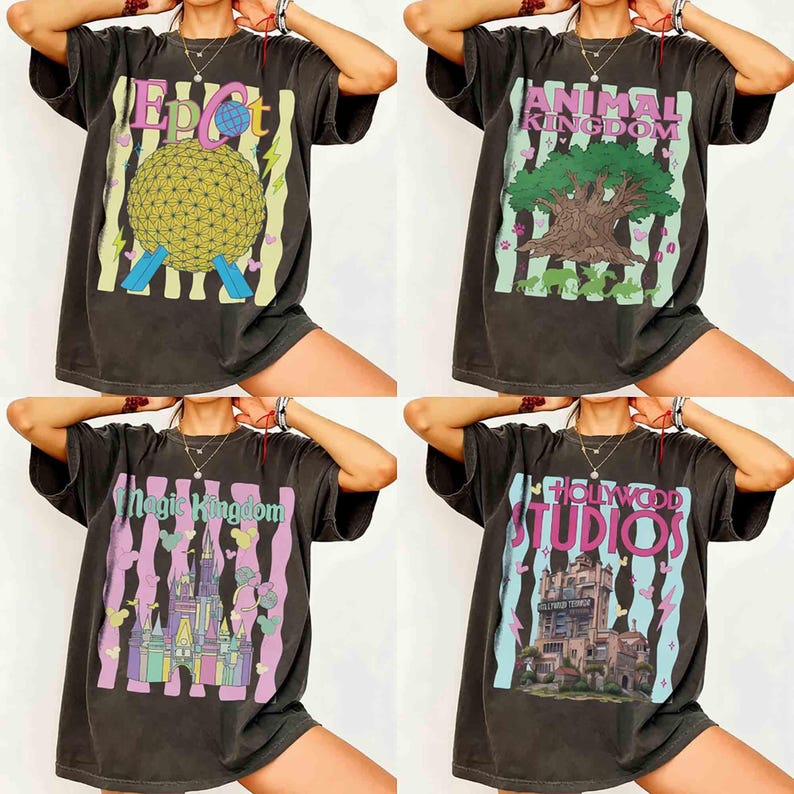 Pu&ograve; includere: Quattro magliette grigio scuro con grafiche colorate. Ogni maglietta presenta un design diverso del parco a tema: Epcot, Animal Kingdom, Magic Kingdom e Hollywood Studios. I disegni includono loghi e immagini iconiche.