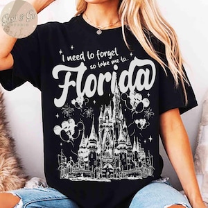 Puede incluir: Una taza de cer&aacute;mica blanca con un asa negra y el texto "But First, Coffee" en negro, con una fuente de estilo manuscrito. La taza est&aacute; sobre una superficie blanca.