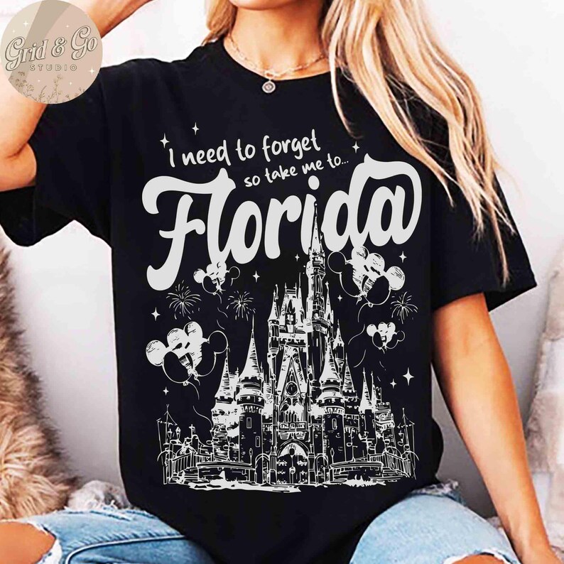 Puede incluir: Una taza de cer&aacute;mica blanca con un asa negra y el texto "But First, Coffee" en negro, con una fuente de estilo manuscrito. La taza est&aacute; sobre una superficie blanca.