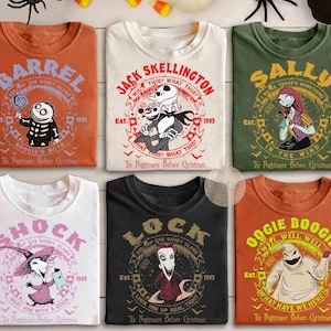 K&ouml;nnte beinhalten: Sechs gefaltete T-Shirts mit Charakteren aus "The Nightmare Before Christmas". Designs umfassen "Barrel", "Jack Skellington", "Sally", "Shock", "Lock" und "Oogie Boogie". Jedes Shirt hat eine Charaktergrafik und Text, mit dem Jahr "1993".