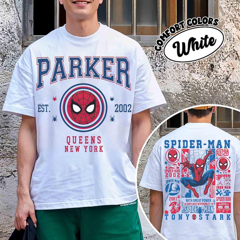 K&ouml;nnte beinhalten: Wei&szlig;es T-Shirt mit einem Spider-Man-Design. Die Vorderseite zeigt "PARKER" in Blau und Rot, mit "QUEENS NEW YORK" unter einer Spider-Man-Grafik. Die R&uuml;ckseite zeigt Spider-Man und zugeh&ouml;rigen Text.