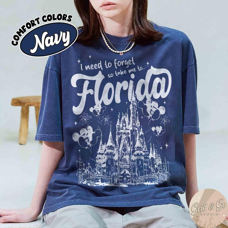 Puede incluir: Una taza de cer&aacute;mica blanca con un asa negra y el texto "But First, Coffee" en negrita negra. La taza est&aacute; sobre una superficie de madera. La taza mide aproximadamente 10 cm de alto.