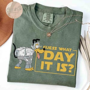 Może przedstawiać: Zestaw trzech ceramicznych kubków z nakrapianym, matowym wykończeniem. Kubki są w odcieniach kremu, jasnoszarym i ciemnoszarym. Każdy kubek ma prosty, minimalistyczny design.