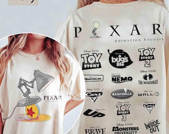 Camiseta retro con el logo de la lámpara Luxo Jr. de Disney Pixar a doble cara, inspirada en las películas de Disney Pixar: Toy Story, Up, Remy, Monstruos S.A., Cars, Los Increíbles, y la camiseta del Pixar Fest.