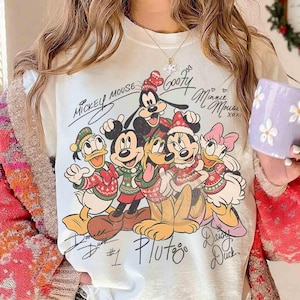 Comfort Colors® Retro Disney Musse & Vänner Signatur Jultröja, Disneyland Familjejultröja, Musse Piggs God Julfest