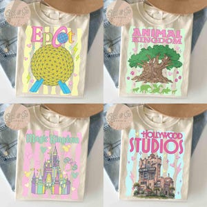 Pu&ograve; includere: Quattro magliette color crema con grafiche colorate. Una maglietta presenta "Epcot" con una sfera gialla, un'altra dice "Animal Kingdom" con un albero, una terza dice "Magic Kingdom" con un castello, e l'ultima dice "Hollywood Studios" con un edificio.