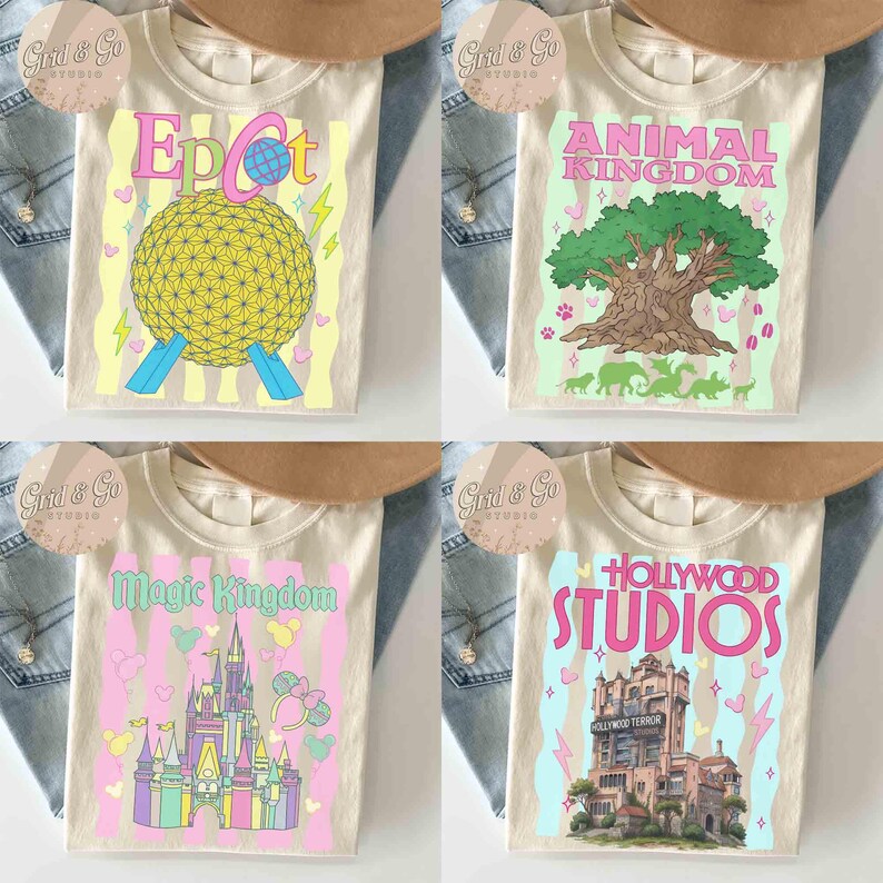 Pu&ograve; includere: Quattro magliette color crema con grafiche colorate. Una maglietta presenta "Epcot" con una sfera gialla, un'altra dice "Animal Kingdom" con un albero, una terza dice "Magic Kingdom" con un castello, e l'ultima dice "Hollywood Studios" con un edificio.