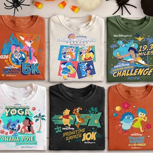 Könnte beinhalten: Sechs farbenfrohe T-Shirts mit Disney-Charaktergrafiken werden gezeigt. Die Shirts zeigen Designs für das runDisney Springtime Surprise Weekend, einschließlich 5K-, 10K- und 10-Meilen-Events. Die Shirts sind in verschiedenen Farben erhältlich, darunter Orange, Weiß und Grün.