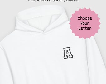 Sudadera con capucha Gildan personalizada para jóvenes con letras iniciales bordadas de estilo universitario
