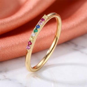 Anello arcobaleno, anello delicato, anello impilabile, gioielli arcobaleno, anelli impilabili, anello dell'orgoglio, anello in argento sterling, regalo per lei, anello impilabile