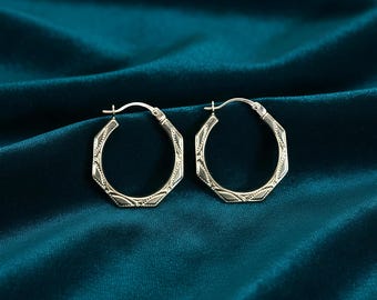 Aros de oro amarillo macizo de 10 quilates con grabado angular de 0,75"