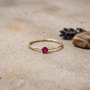 Delicato anello di fidanzamento con rubino - Piccolo anello minimalista con rubino - Semplice anello con autentico rubino - Anello con pietra portafortuna naturale di luglio - Anello in oro con rubino impilabile