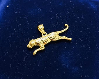 本物の純金パンサーペンダント。10金または14金からお選びいただけます