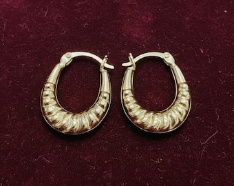 Pendientes de aro de oro amarillo macizo de 10 quilates, 1,5 cm (0,60"), con diseño de camarón acanalado.