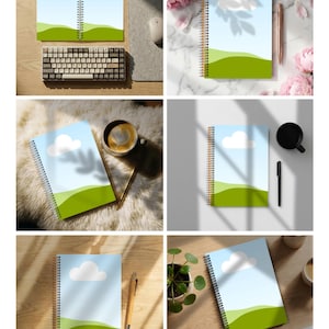 Pu&ograve; includere: Quaderni a spirale con un design paesaggistico. Le copertine presentano un cielo blu, nuvole bianche e colline verdi. I quaderni sono presentati su diverse superfici, tra cui una scrivania con tastiera e un tavolo con penna e caff&egrave;.