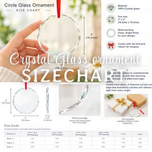Könnte beinhalten: Ein kreisförmiges Ornament aus Kristallglas mit prismatisch geschliffener Kante, das 76,2 mm mal 76,2 mm bei einer Tiefe von 6,35 mm misst. Das Ornament enthält ein rotes Band zum Aufhängen und ist in einer Größentabelle dargestellt.