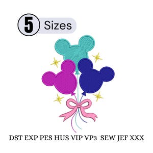 Puede incluir: Diseño bordado con tres globos con forma de Mickey Mouse en turquesa, morado y azul, atados con un lazo rosa. Estrellas doradas acentúan el diseño. El texto "5 Tamaños" está en un círculo en la parte superior.