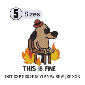 Può includere: Un disegno ricamato con un cane dei cartoni animati con un cappello rosso, seduto su una sedia circondata dalle fiamme. Il testo "THIS IS FINE" è sotto il cane. L'immagine include anche il testo "5 Sizes".