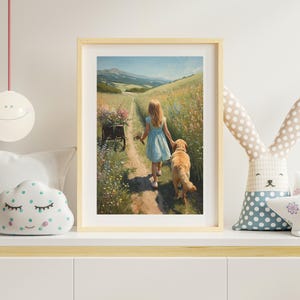 Puede incluir: Una impresión enmarcada representa a una niña con un vestido azul caminando con un golden retriever por un camino a través de un campo de flores silvestres. Un pequeño carro lleno de flores está detrás de ella. La obra tiene un estilo suave y pictórico.