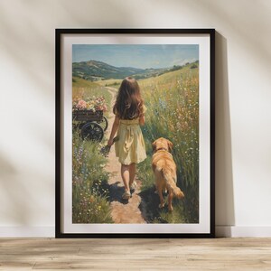 Puede incluir: Impresión enmarcada que representa a una persona joven con un vestido amarillo caminando por un sendero a través de un campo de flores silvestres, seguida por un golden retriever. También se ve un carro de madera lleno de flores. El fondo muestra colinas y un cielo azul.