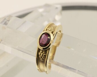 Oval Rubin Solitär Lünette Set 14k Gelbgold Ring
