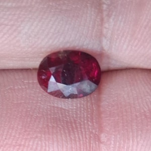 Naturalny ciemny rubin o masie 2,15 ct, owalny kamień urodzinowy z lipca, idealny na pierścionek zaręczynowy