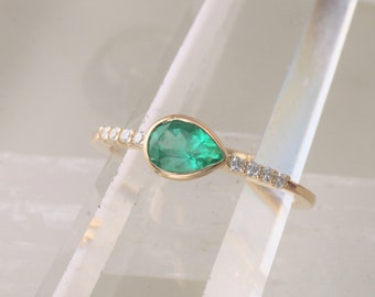 Anello minimalista in oro 14k smeraldo a goccia.  Anello della pietra portafortuna di maggio