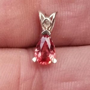 14 kt geelgouden hanger met rode robijnpeer, geboortesteen juli