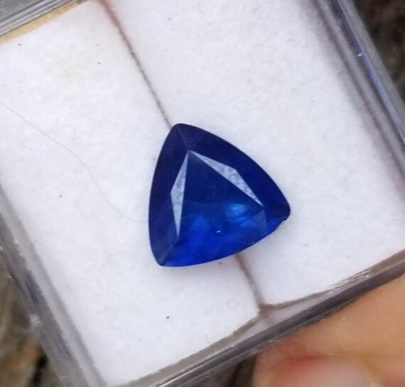 Velvet Blue Sapphire Triangle Shape for Engagement Ring