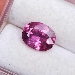 Zafiro frambuesa de Ceilán ovalado natural para anillo de compromiso