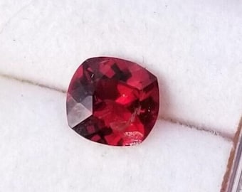 Gema de espinélio vermelho do Ceilão com lapidação almofada, 1,17 ct