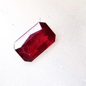 Rubí rojo paloma, piedra natal de julio, corte esmeralda para anillo de compromiso