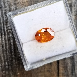 Ceylon Orange Sapphire, Precision Cut Oval Gemstone (1.05 ct, 8x5.7 mm)